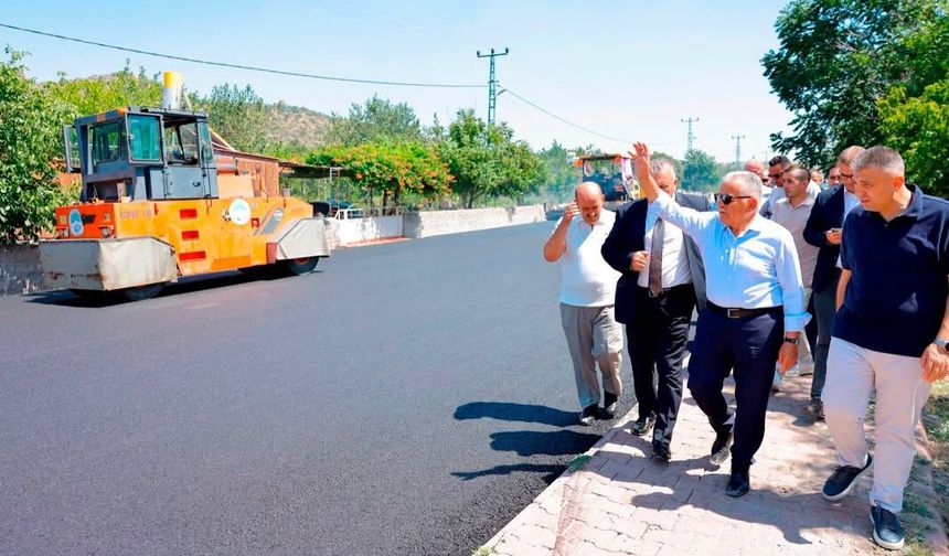Başkan Büyükkılıç, Sazyolu Caddesi’nde Devam Eden Sıcak Asfalt Çalışmalarını İnceledi