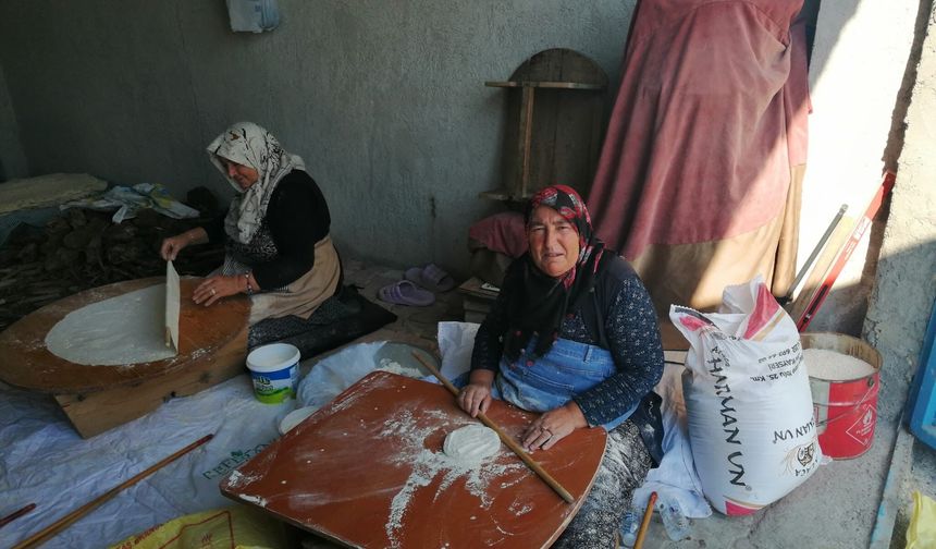 Ebiç’te Kadınlar İmece Usulü Yufka Yapıyor