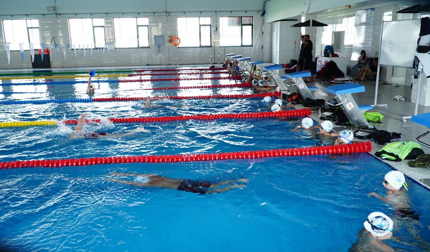 Profesyonel Yüzücüler Kayseri'de Buluştu