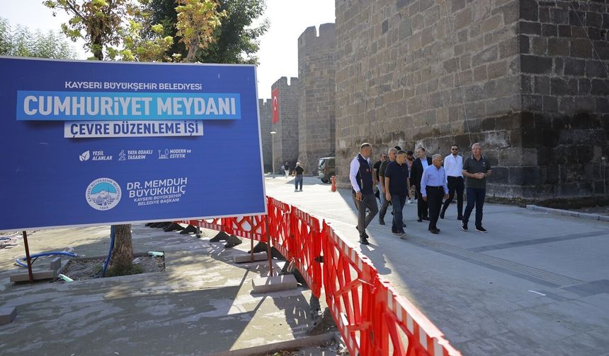 Başkan Büyükkılıç Cumhuriyet Meydanı’ndaki Yatırımları İnceledi