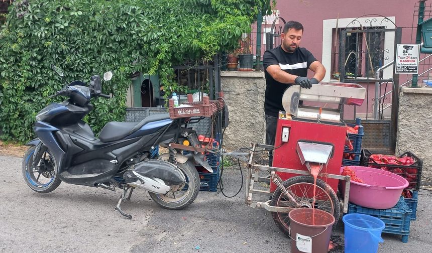 Muhtardan Mahalle Sakinlerine Ücretsiz Salça Hizmeti