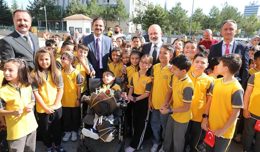 Başkan Çolakbayrakdar, İlk Ders Zilinde Çocukların Heyecanına Ortak Oldu