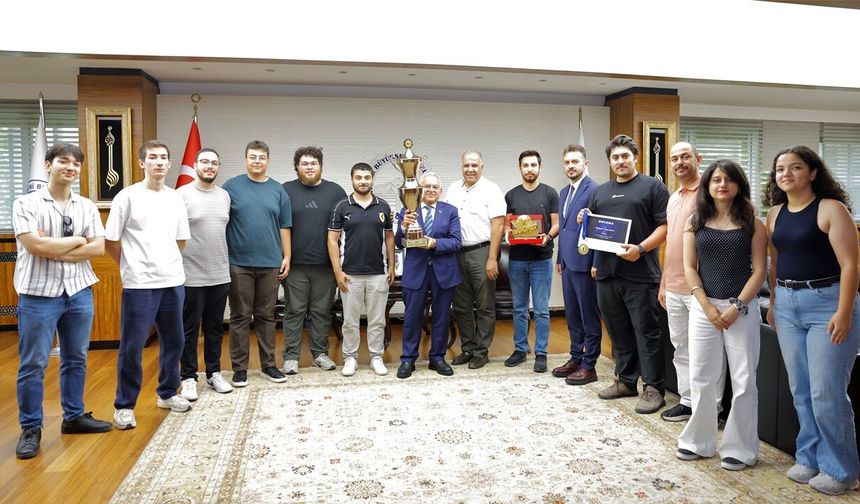 Başkan Büyükkılıç, Şampiyon Teknofest Gençlerini Makamında Ağırladı