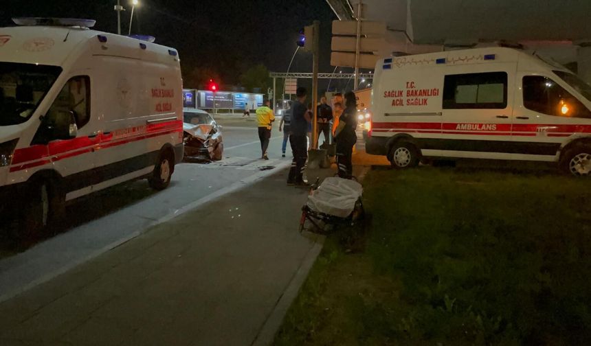 Ambulansla Otomobilin Çarpıştığı Kazada 6 Kişi Yaralandı