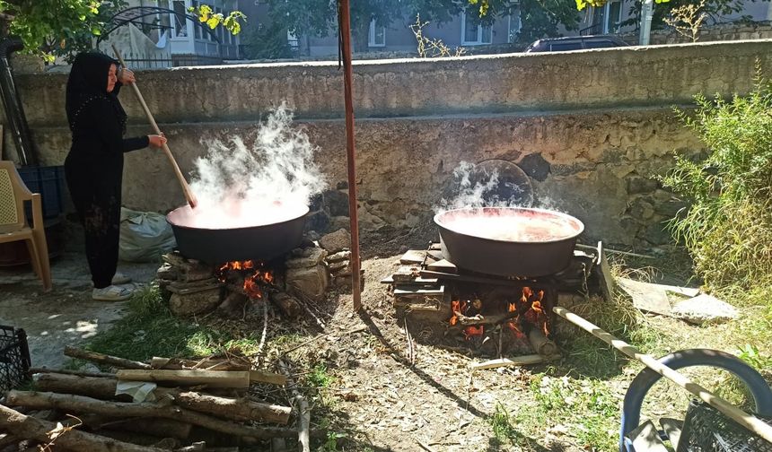 Yahyalı’da Kadınlar Kışlık Salça İçin İmece Geleneğini Yaşatıyor