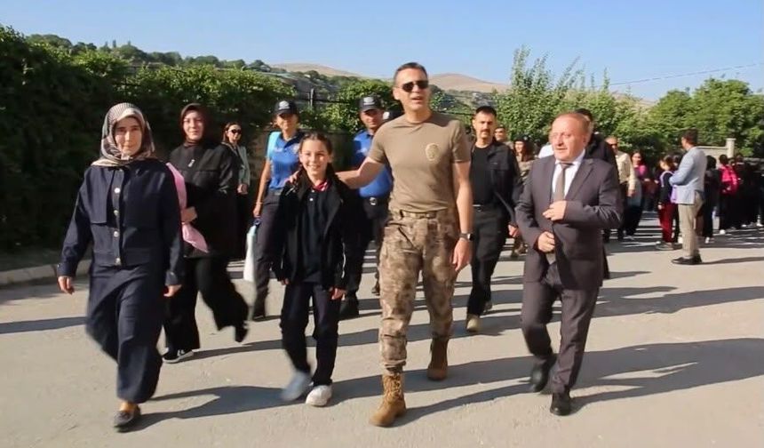 Emniyet Müdürü Aydın, Şehit Kızını İlk Ders Gününde Okuluna Bıraktı