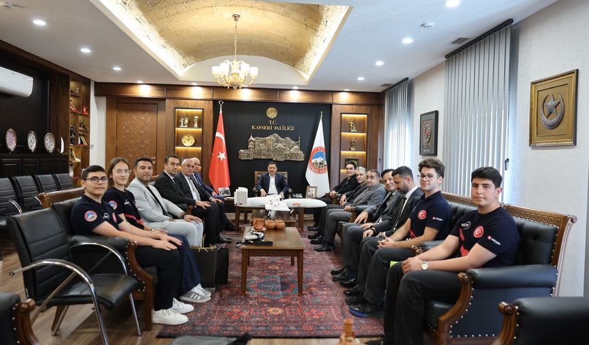 Vali Çiçek, GÖKTİM KartalAir Takımı Dünya Şampiyonlarını Kabul Etti