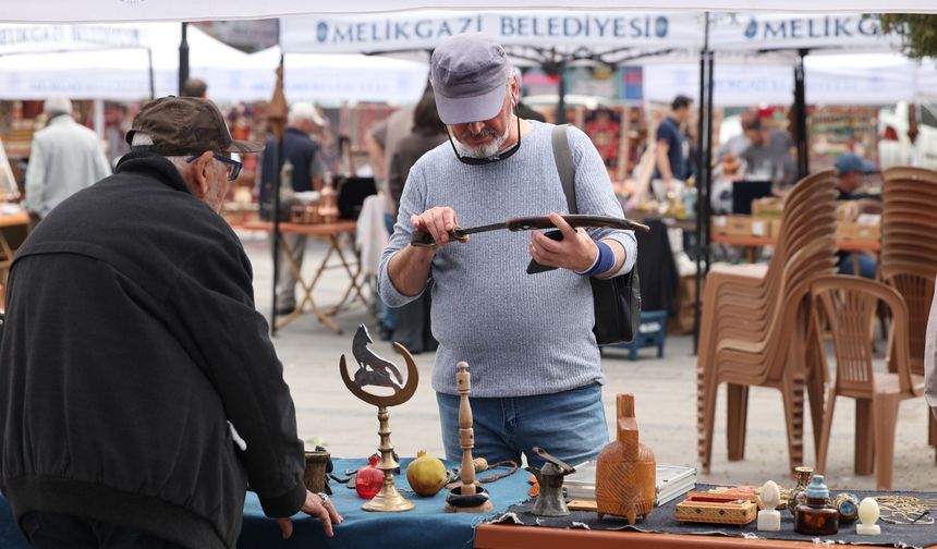 Melikgazi Belediyesi Antika Pazarı Nostalji Rüzgarları Estirdi