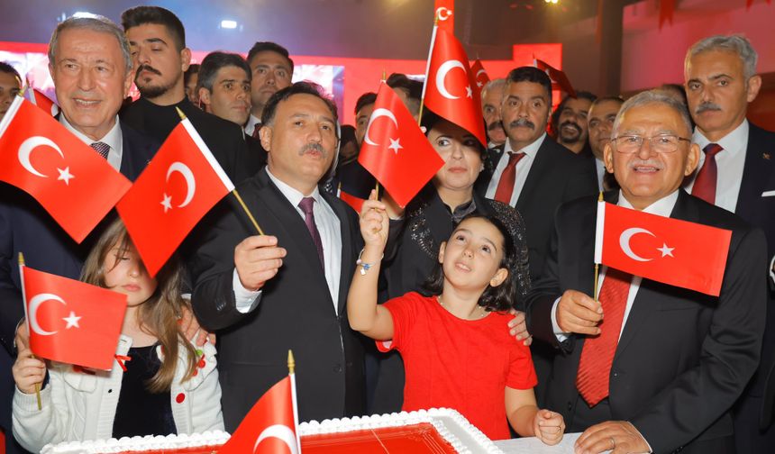 Başkan Büyükkılıç, Cumhuriyetin 103. Yıl Coşkusunu Resepsiyonda Paylaştı