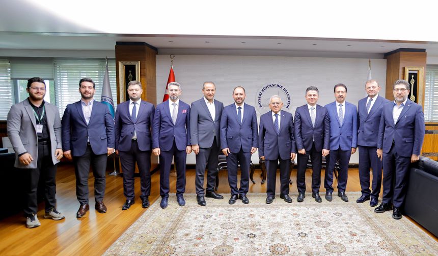 Başkan Büyükkılıç, Yeşilay Heyetini Kabul Etti: “Her Daim Yeşilay’ımızın Yanındayız”