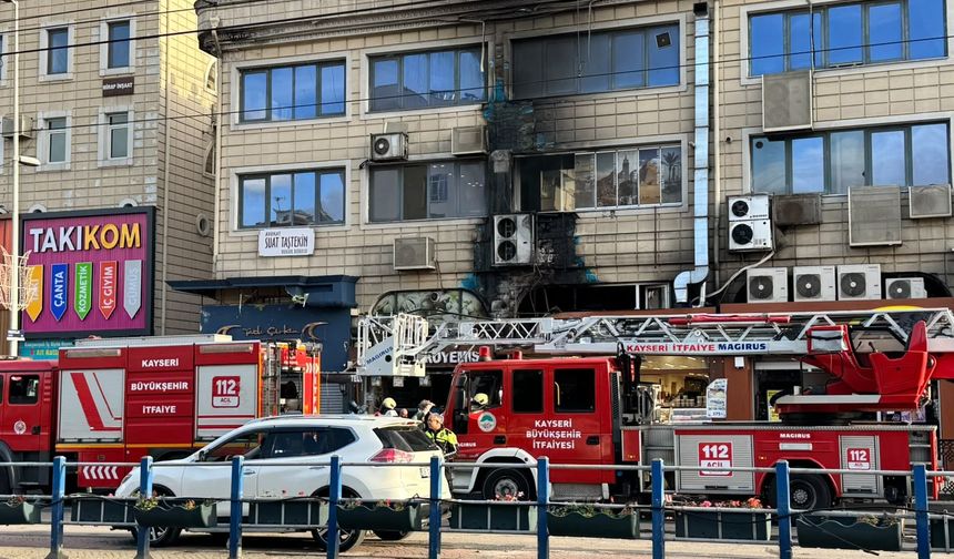 Kayseri’de İş Yerlerinin Bulunduğu 2 Katlı Binada Yangın