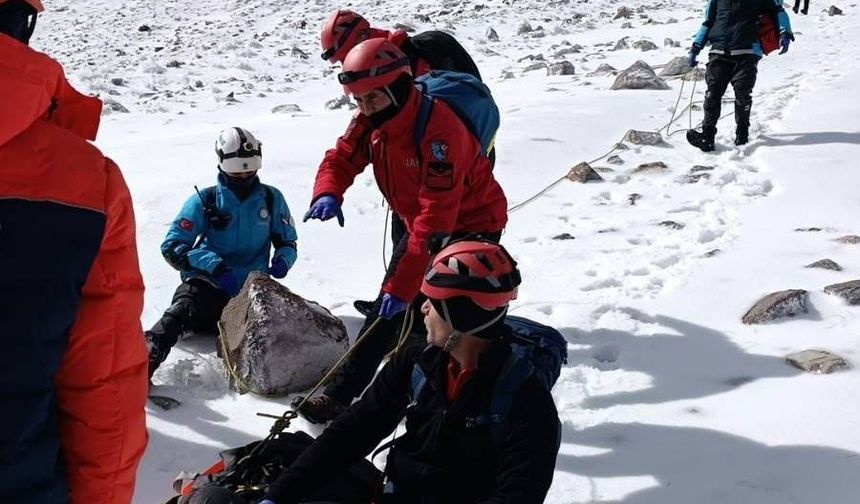 Erciyes’te Kayalıklardan Düşen Dağcı Hayatını Kaybetti