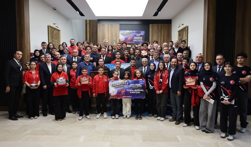 Vali Çiçek, Başarılı Öğrenciler ve Öğretmenleri Tebrik Etti