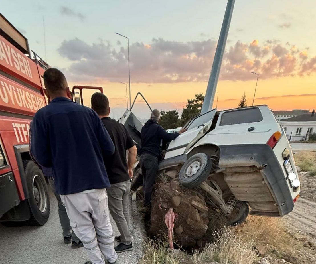 Develi’de Otomobil Aydınlatma Direğine Çarptı: 1 Yaralı